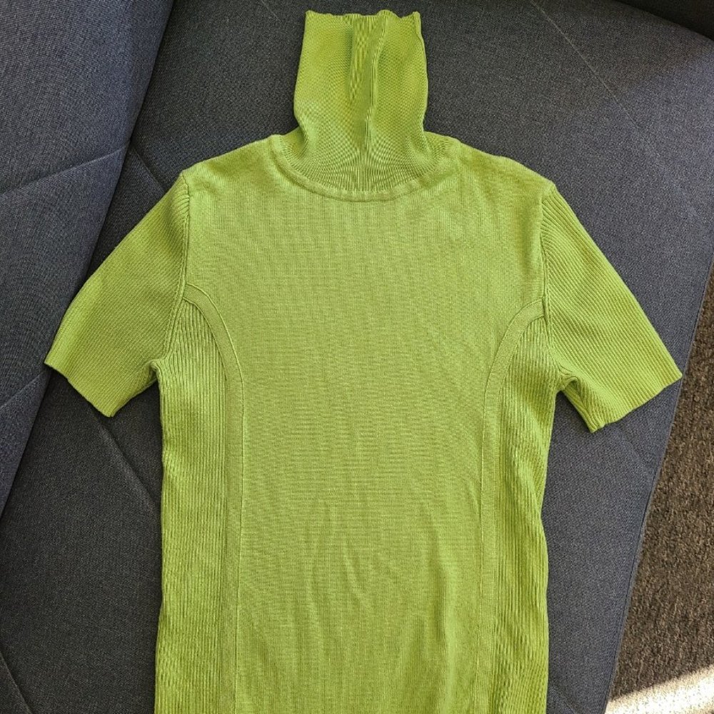 pre-owned short sleeves turtle neck rib texture sweater top (size small)